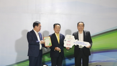 Cha con ‘bầu’ Hiển và CLB Hà Nội trao tặng các bệnh viện 4,5 tỷ đồng