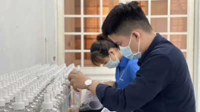 Sinh viên ĐH Công nghệ Miền Đông sản xuất nước rửa tay phục vụ công tác chống Covid-19 tại Đồng Nai