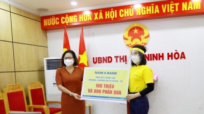 Nam A Bank trao tặng hàng nghìn phần quà đến người dân vùng dịch