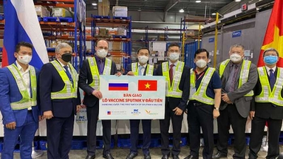 Việt Nam tiếp nhận lô vắc xin Sputnik V đầu tiên sau chuyến thăm Nga của Bộ trưởng Ngoại giao Bùi Thanh Sơn
