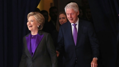 Lý do bà Clinton mặc đồ tím khi xuất hiện lần đầu sau 'bại trận'