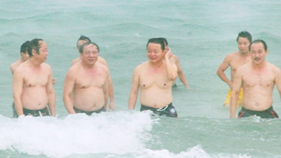 Hậu công bố biển sạch, Bộ trưởng Trần Hồng Hà 'tắm biển dưới mưa'