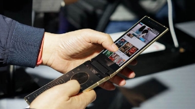Samsung ra mắt điện thoại  W2018 đắt hơn cả iPhone X
