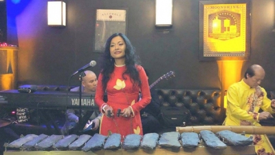 Nữ doanh nhân Việt Nam gây sửng sốt khi biểu diễn đàn đá ở Mỹ