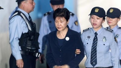 Cựu Tổng thống Hàn Quốc Park Geun-hye lĩnh án 24 năm tù và nộp phạt 18 tỷ won