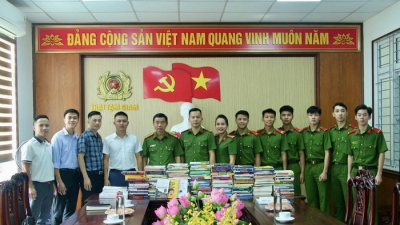 Tạp chí Đầu tư Tài chính tặng sách cho Thư viện Trại tạm giam Công an tỉnh Nghệ An