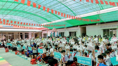 CapitaLand hỗ trợ dụng cụ học tập cho 1.400 học sinh Việt Nam
