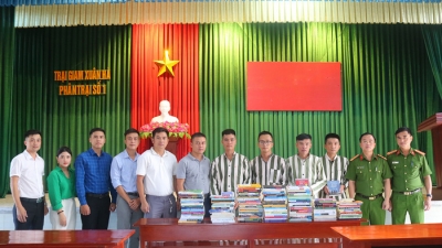 Tạp chí Đầu tư Tài chính tặng sách cho thư viện Trại giam Xuân Hà