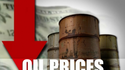 Giá dầu giảm mạnh, USD chạm đỉnh sau quyết định của FED