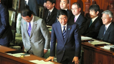 Kinh tế trì trệ, Nhật hoãn tăng thuế tiêu dùng tới năm 2019