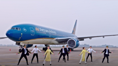 Sau 'bão' bikini của Vietjet, Vietnam Airlines 'phá cách' nhảy 'Bống bống bang bang'