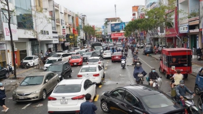Ô tô chết máy nằm la liệt trên đường phố Đà Nẵng sau trận mưa lịch sử