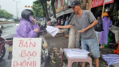 Đà Nẵng: Bao đựng nước, đèn pin, dây chằng… đắt hàng trước khi bão Noru đổ bộ