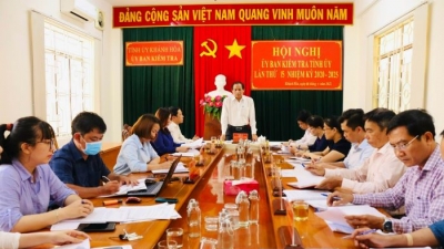 Giám đốc Trung tâm phát triển quỹ đất Khánh Hòa bị cách mọi chức vụ trong Đảng