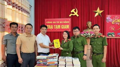Tạp chí Đầu tư Tài chính – VietnamFinance tặng Trại tạm giam Hòa Sơn 200 cuốn sách