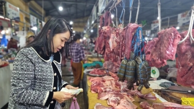 Chợ 30 Tết: Hàng thịt vắng khách, hoa và trái cây giảm giá hút người mua