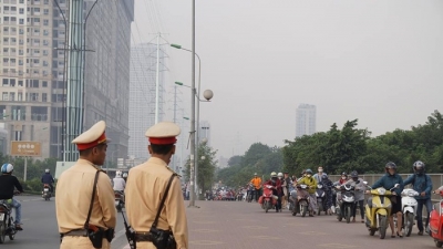 'Né' cảnh sát giao thông, hàng trăm người dắt xe máy ngược chiều trên phố