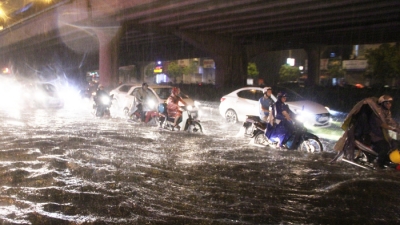 Loạt ô tô, xe máy ‘bơi’ trên phố sau cơn mưa lớn kéo dài