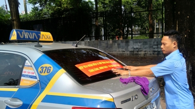Tài xế taxi truyền thống dán băng rôn ủng hộ việc gắn mào trên xe taxi công nghệ
