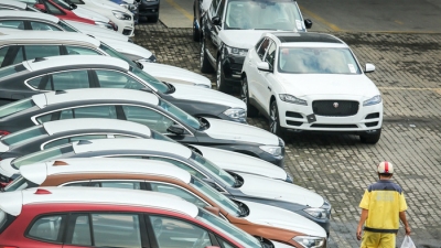 Số lượng ô tô nhập khẩu 'lao dốc', giá xe được dự báo giảm mạnh