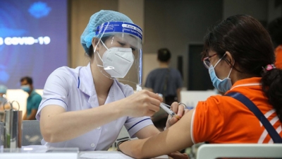 Phó thủ tướng yêu cầu Bộ Y tế ưu tiên bố trí vắc xin cho Hà Nội