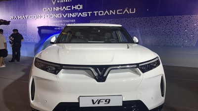 Soi chi tiết xe điện VinFast VF 9 trước khi được bàn giao tới tay khách hàng