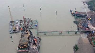 Cận cảnh công trường xây cầu 1.500 tỷ đồng nối Bắc Giang - Hải Dương