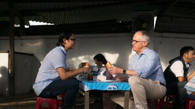 Thủ tướng Úc ăn bánh mì vỉa hè, chụp ảnh 'tự sướng' ở Đà Nẵng