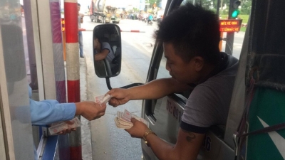 BOT Quốc lộ 5: Tài xế dùng tiền lẻ 500 đồng mua vé gây hỗn loạn