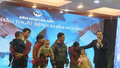 Bác sỹ Trần Quốc Khánh tổ chức đêm nhạc từ thiện, quyên góp được 700 triệu đồng