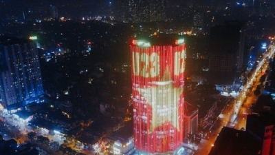 Hà Nội: tòa cao ốc rực sáng quốc kỳ và dòng chữ U23 Việt Nam