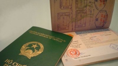 Bộ Công an đề xuất gắn chíp điện tử vào hộ chiếu để lưu trữ thông tin