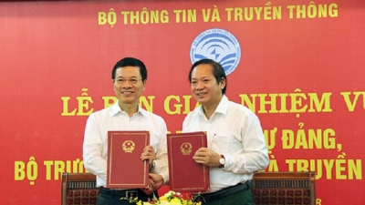 Ông Trương Minh Tuấn và ông Nguyễn Mạnh Hùng chính thức bàn giao nhiệm vụ Bộ trưởng Bộ TT&TT