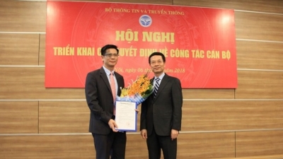 Quyền Bộ trưởng Bộ TT&TT Nguyễn Mạnh Hùng trao quyết định bổ nhiệm nhân sự mới