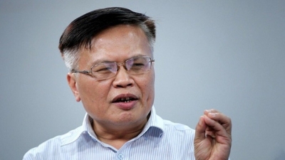 TS Nguyễn Đình Cung: 'Thủ tục hành chính nửa điện tử, nửa giấy tờ chỉ để vòi tiền doanh nghiệp'