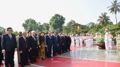 Chủ tịch Quốc hội, Thủ tướng Chính phủ và nhiều lãnh đạo viếng Chủ tịch Hồ Chí Minh nhân kỷ niệm 129 năm ngày sinh
