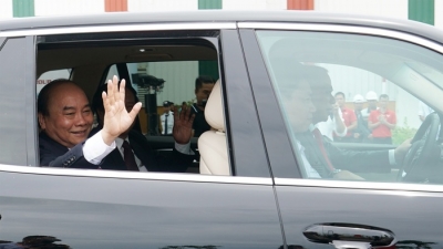 Thủ tướng Nguyễn Xuân Phúc trải nghiệm ô tô VinFast do ông Phạm Nhật Vượng cầm lái