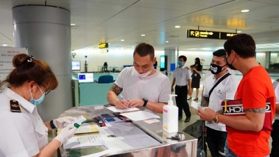 Tất cả hành khách nhập cảnh vào Việt Nam phải khai báo y tế bắt buộc