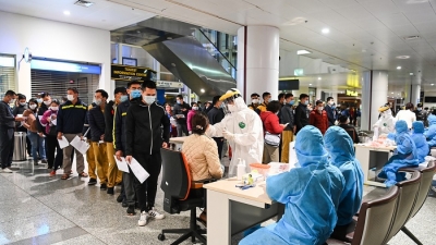 10.000 cán bộ, nhân viên sân bay Nội Bài xét nghiệm Covid-19 xuyên đêm