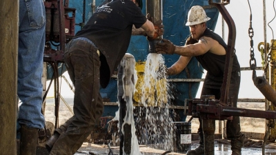 OPEC tiếp tục cắt giảm sản lượng, giá dầu quay đầu tăng