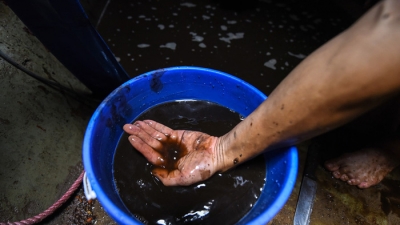 Kẻ thuê người đổ trộm dầu thải vào nguồn nước sông Đà khai được chủ doanh nghiệp thuê làm