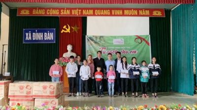 Hoàng Mai Media trao tặng đồ dùng học tập cho học sinh vùng lũ Hà Tĩnh