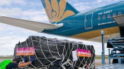 Covid-19: VNPost thuê nguyên chuyến bay của Vietnam Airlines để vận chuyển hàng hóa