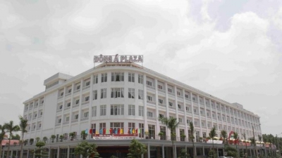 Tập đoàn khách sạn Đông Á và chủ tịch Xây dựng Hòa Bình nhận quyết định xử phạt của UBCKNN