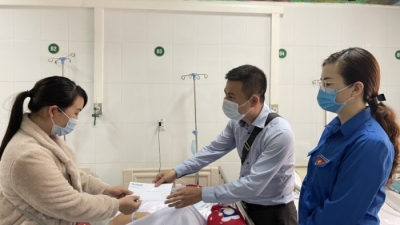 Đoàn Thanh niên Tạp chí Nhà đầu tư tặng quà từ thiện cho bệnh nhân Bệnh viện Việt Đức