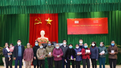 Tạp chí Đầu tư Tài chính VietnamFinance trao quà Tết cho các hộ nghèo ở Thanh Hoá, Hà Tĩnh
