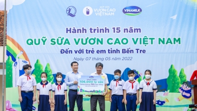 Quỹ sữa Vươn cao Việt Nam và Vinamilk trao tặng 1,9 triệu ly sữa cho trẻ em