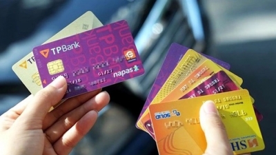 Thẻ ngân hàng đang 'chết': Cả năm không dùng đến, hủy bỏ cũng không xong