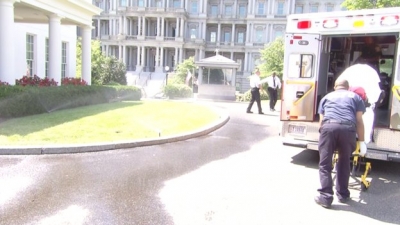 Xe cứu thương đến Nhà Trắng đưa người đi cấp cứu