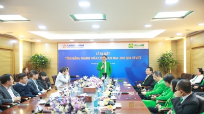 Lái xe taxi Mai Linh tiếp thị cho Ví Việt